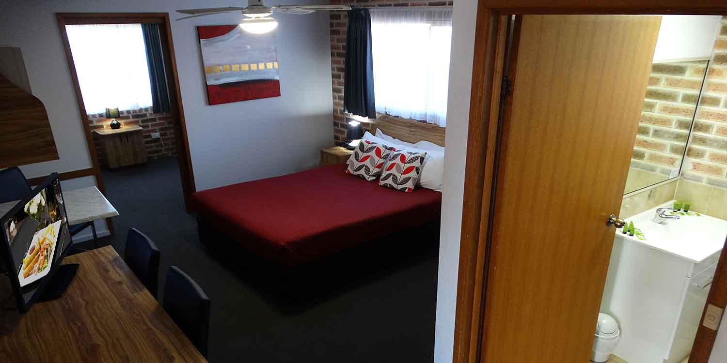 Palms Motel West Wyalong - typical family room