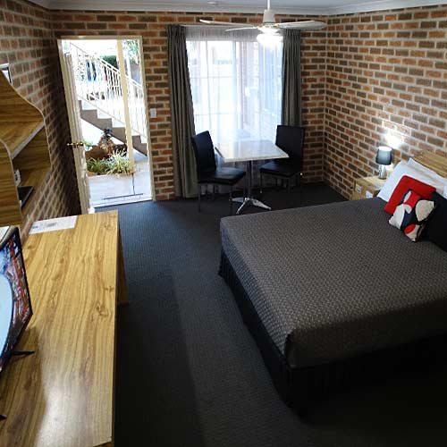 Queen room at the Palms West Wyalong